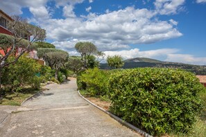 Property grounds - Apartment "Restanques De Saint Tropez Arums" with Shared Heated Pool and Wi-Fi (Grimaud)