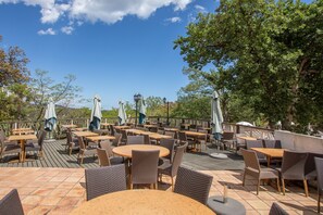 Outdoor dining - Apartment "Restanques De Saint Tropez Arums" with Shared Heated Pool and Wi-Fi (Grimaud)
