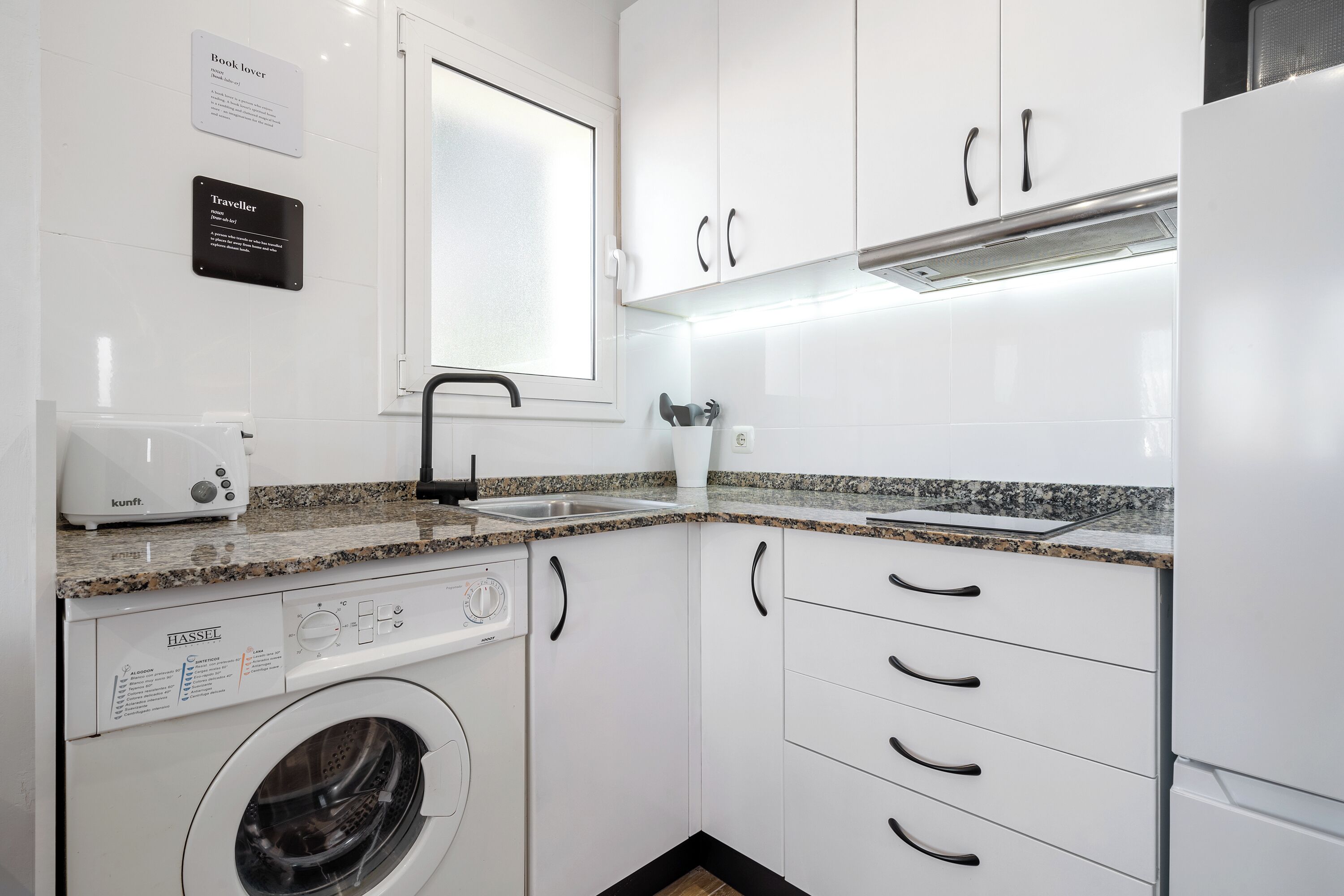 Een koelkast, een magnetron, een kookplaat