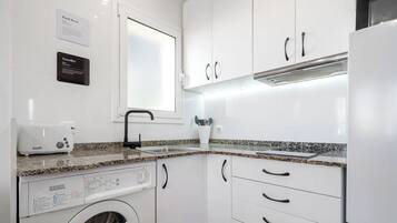 Réfrigérateur, micro-ondes, plaque de cuisson, cafetiÚre/bouilloire