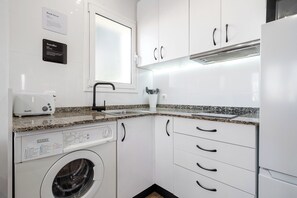 Frigorífico, microondas, placa de cocina y cafetera o tetera