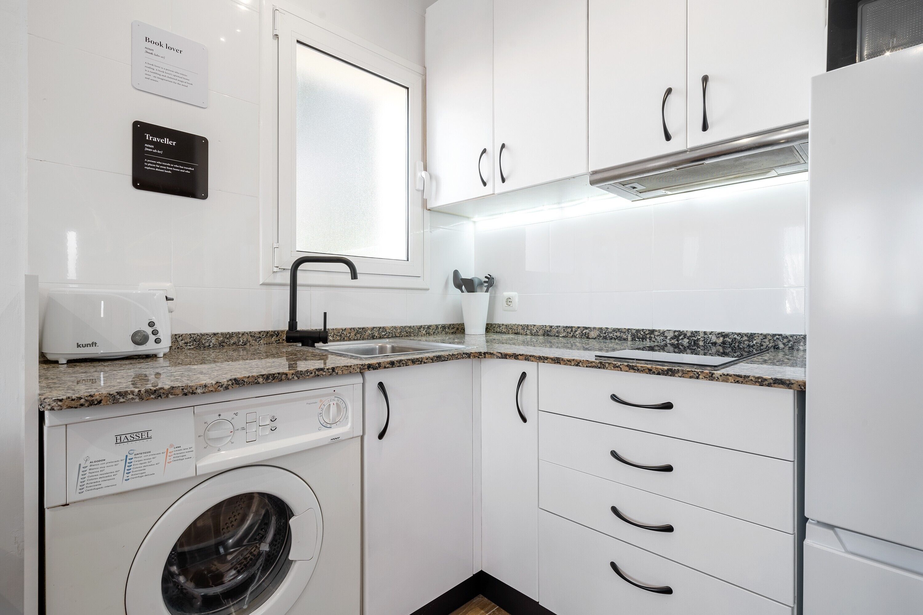 Kühlschrank, Mikrowelle, Herdplatte, Wasserkocher mit Kaffee-/Teezubehör