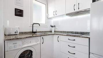 Kühlschrank, Mikrowelle, Herdplatte, Wasserkocher mit Kaffee-/Teezubehör