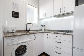 Frigorifero, microonde, piano cottura, macchina per tè/caffè