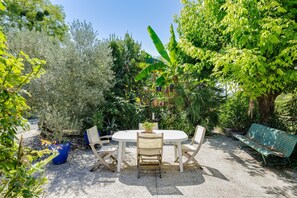 Outdoor dining - Villa 'La Maison Des Vignes' with Private Pool, Private Terrace and Wi-Fi (Saint-Pierre-de-Bat)