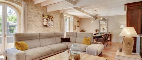 Télévision, cheminée, table de tennis de table