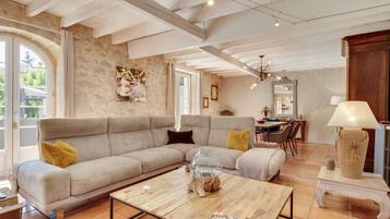 TV, lareira, mesa de pingue-pongue