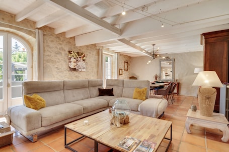 テレビ、暖炉、卓球台. Villa 'La Maison Des Vignes' with Private Pool, Private Terrace and Wi-Fi