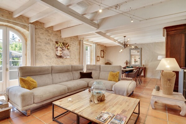 Televisión, chimenea, mesa de ping pong