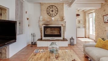 TV, lareira, mesa de pingue-pongue