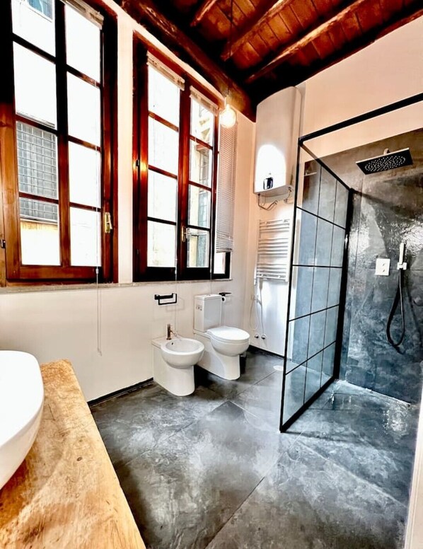 Shower, bidet - Apartment in the heart of Rome (Roma)