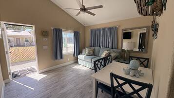 Een smart-tv en een open haard