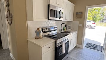 Een koelkast, een magnetron, een oven, een kookplaat