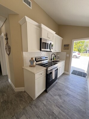 Een koelkast, een magnetron, een oven, een kookplaat