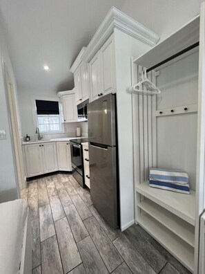 Een koelkast, een microgolfoven, een oven, een kookplaat