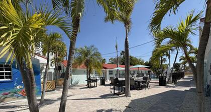NEWLY RENOVATED Beach studio w/ pool view #3