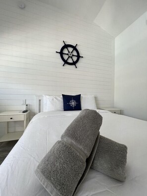 1 bedroom, iron/ironing board, free WiFi, bed sheets - Renovated studio w/ king bed & full size kitchen #5 (St. Pete Beach)