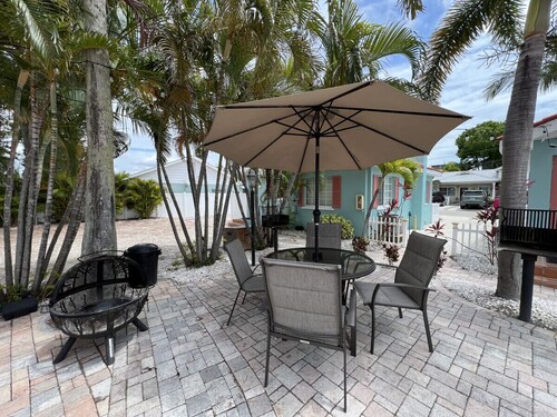 Studio steps to beach w/ queen bed #2