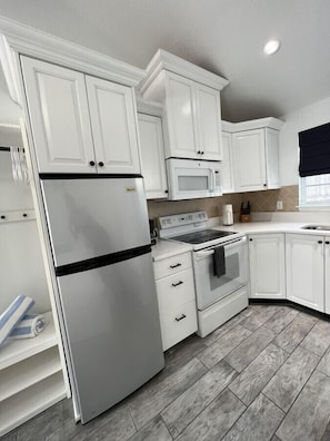Fridge, microwave, oven, stovetop - Studio steps to beach w/ queen bed #2 (Treasure Island)