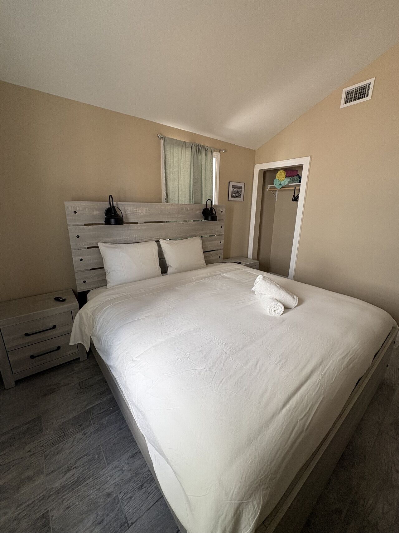 2 bedrooms, iron/ironing board, free WiFi, bed sheets