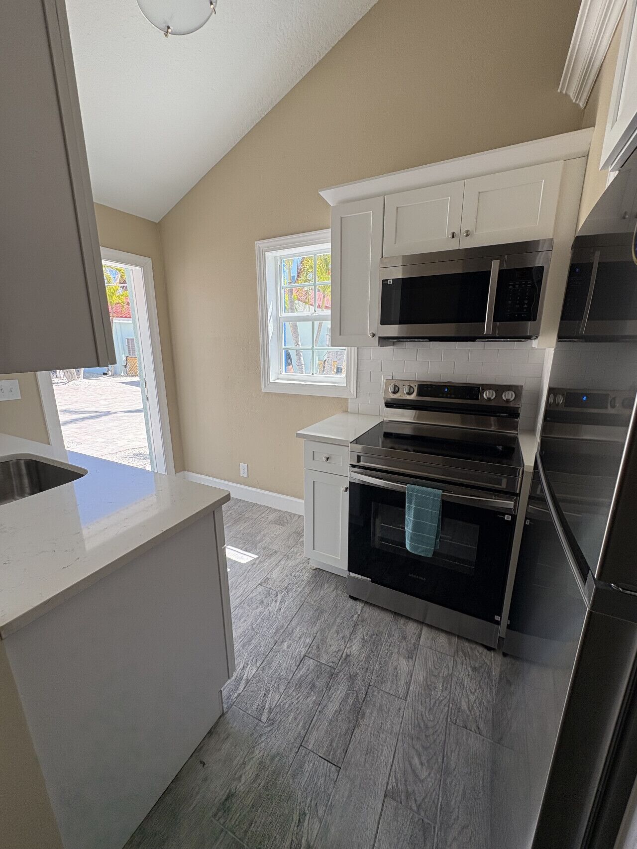 雪櫃、微波爐、焗爐、爐具