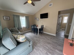 Smart TV - Private 2BR bungalow #10 (Treasure Island)