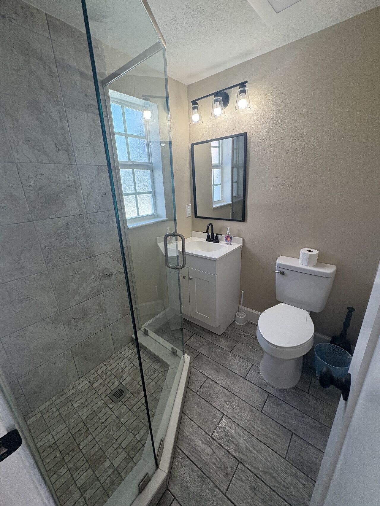 Sèche-cheveux, serviettes fournies