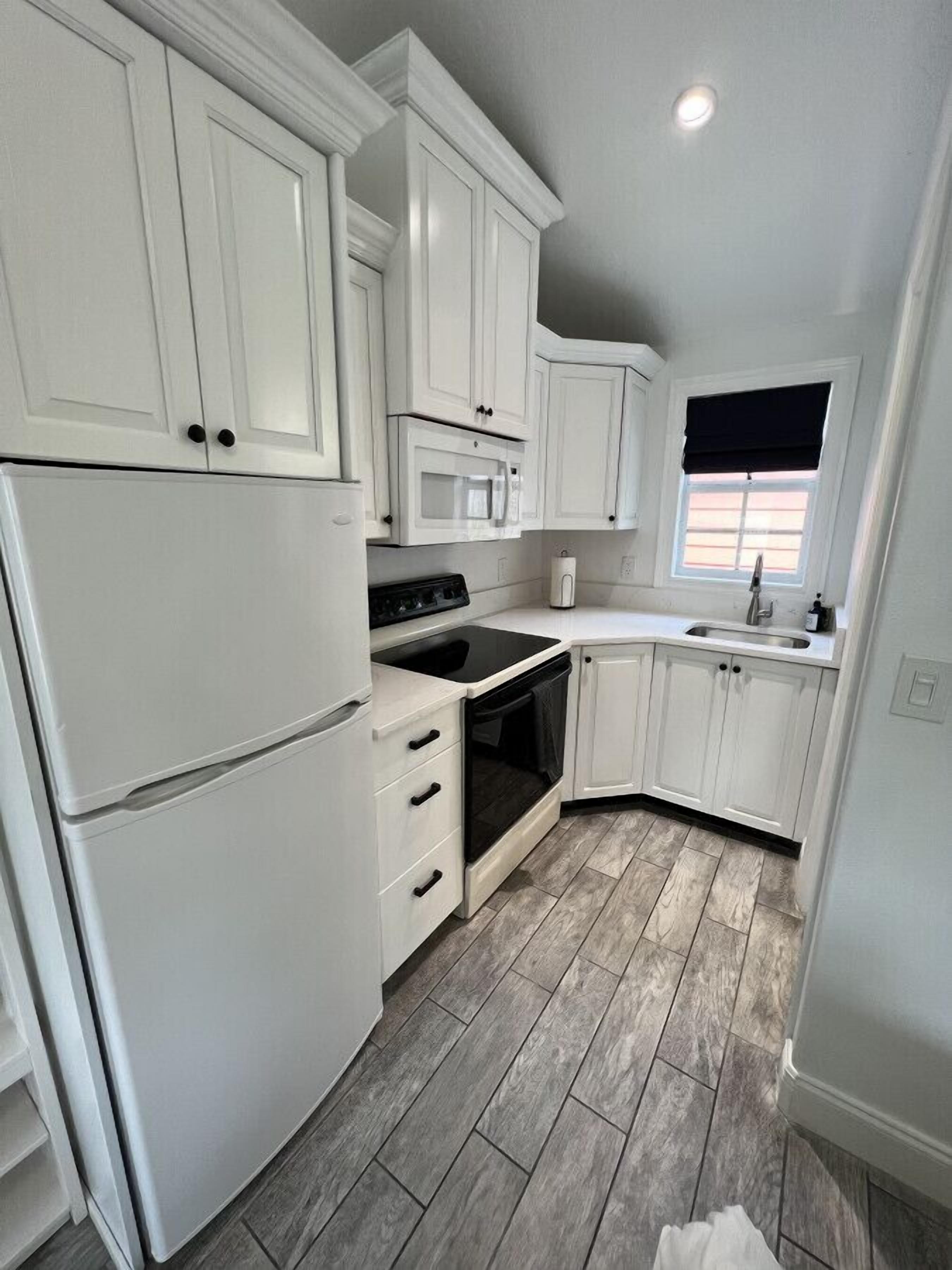 Réfrigérateur, four à micro-ondes, un four, surface de cuisson