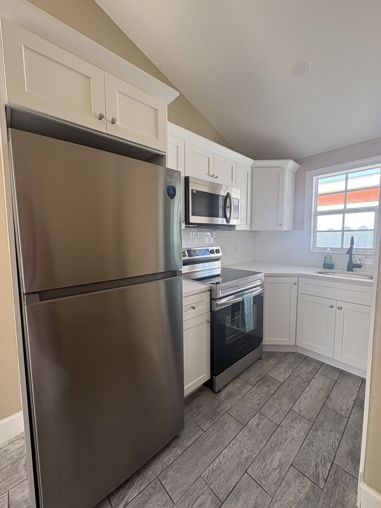 Réfrigérateur, four à micro-ondes, un four, surface de cuisson