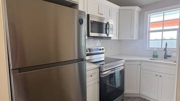 Réfrigérateur, four à micro-ondes, un four, surface de cuisson