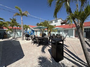 Outdoor dining - Sunshine Daydream Bungalow #12 (Treasure Island)