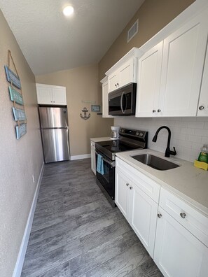 Fridge, microwave, oven, stovetop - Sunshine Daydream Bungalow #12 (Treasure Island)