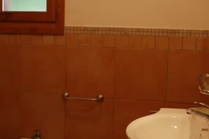 Shower, bidet, towels