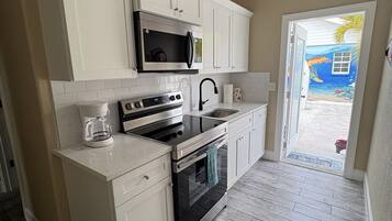 Réfrigérateur, four à micro-ondes, un four, surface de cuisson