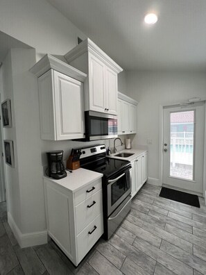 Fridge, microwave, oven, stovetop - Steps to the beach bungalow #11 (Treasure Island)