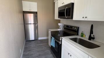 Réfrigérateur, four à micro-ondes, un four, surface de cuisson