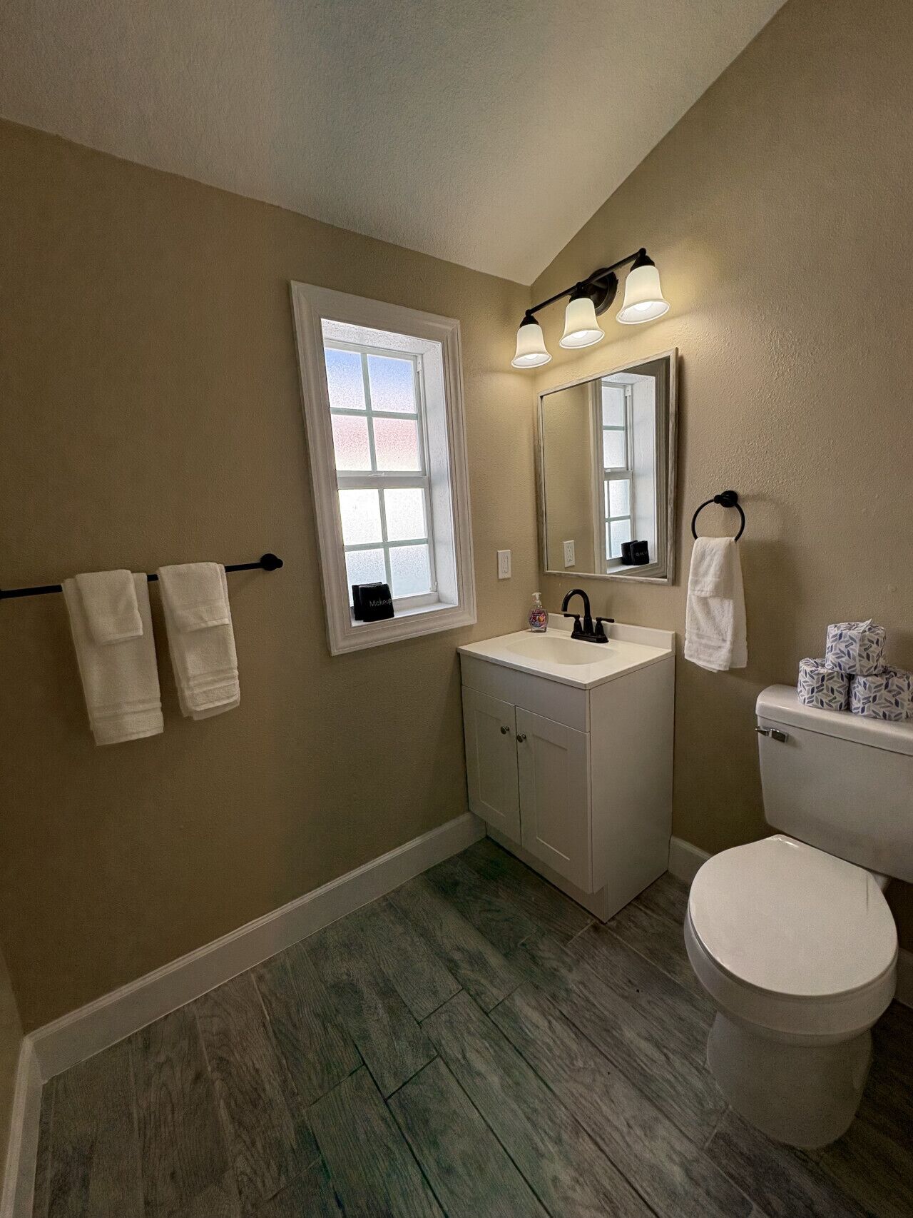 Sèche-cheveux, serviettes fournies