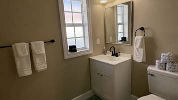 SĂšche-cheveux, serviettes fournies