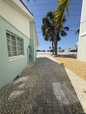 Property grounds - NEW Renovated Oceanview 2BR Cottage #6 (Treasure Island)