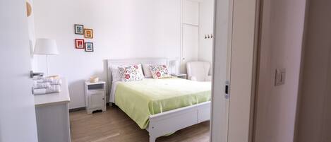 2 slaapkamers, een strijkplank/strijkijzer, gratis wifi, beddengoed