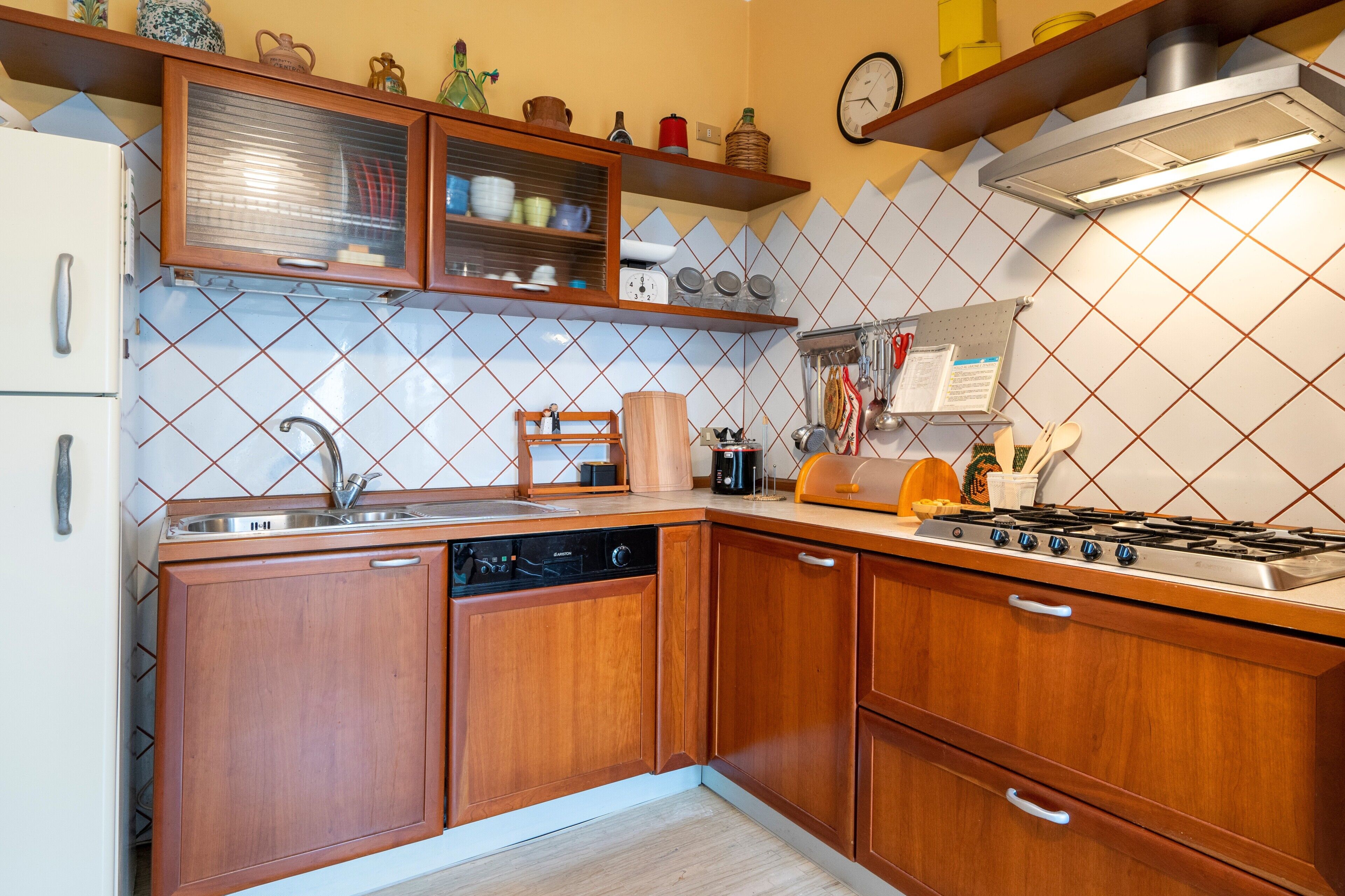 Een koelkast, een oven, een kookplaat, een vaatwasser