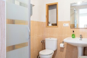 Badewanne, Haartrockner, Handtücher