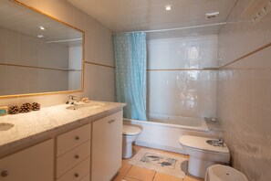 Kylpyamme, hiustenkuivaaja, pyyhkeet