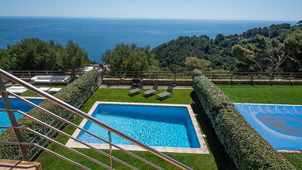 A pool area with a view of the sea, surrounded by greenery and a clear sky. - Holiday Home 'Casa Marbello - Begur' with Sea View, Pool, Terrace & Wi-Fi (Begur)
