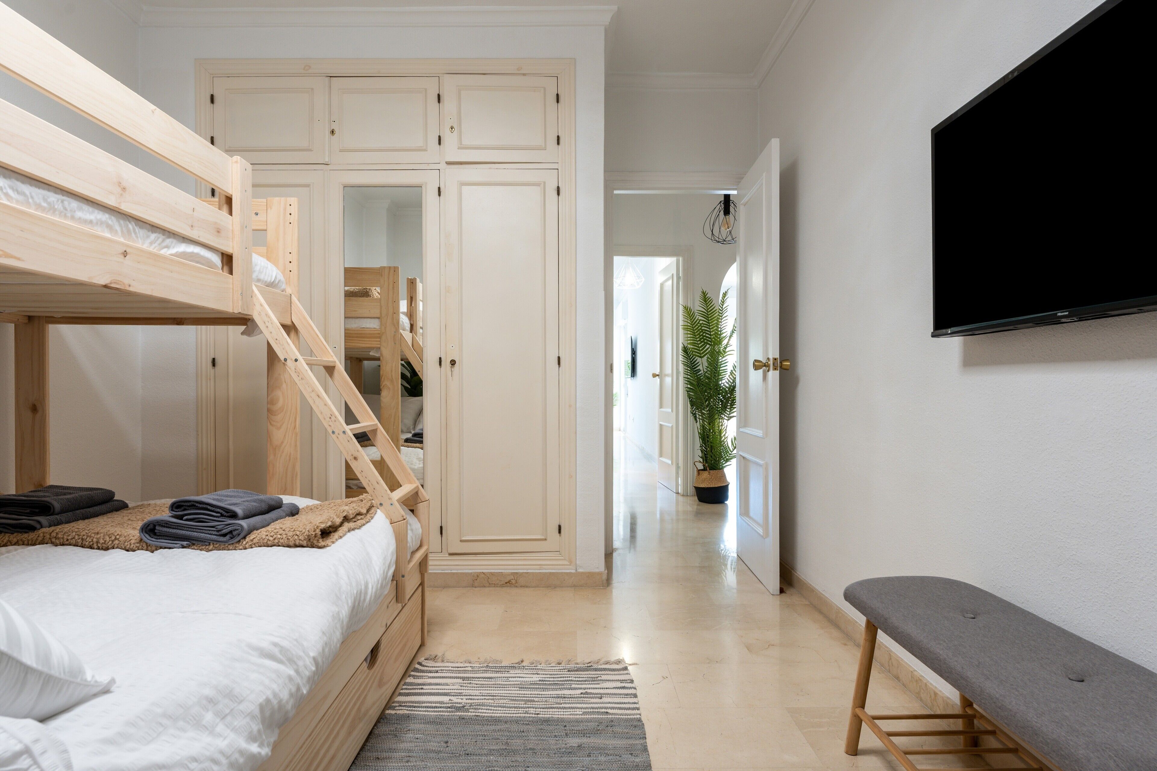 2 slaapkamers, een strijkplank/strijkijzer, gratis wifi, beddengoed