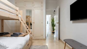 2 slaapkamers, een strijkplank/strijkijzer, gratis wifi, beddengoed