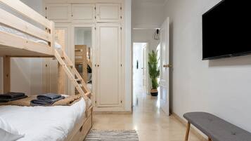 2 slaapkamers, een strijkplank/strijkijzer, gratis wifi, beddengoed