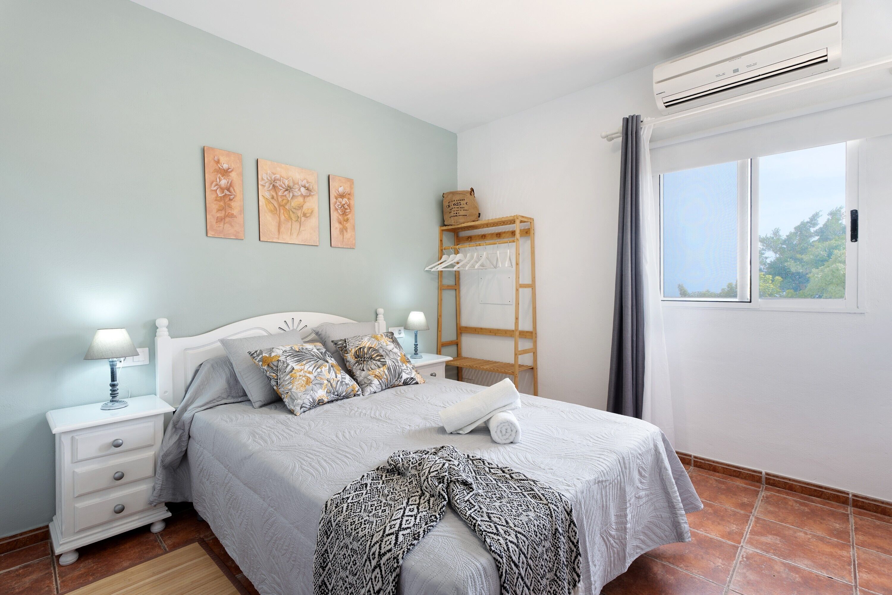 1 habitación, tabla de planchar con plancha, wifi gratis y ropa de cama 