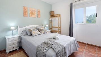 1 habitación, tabla de planchar con plancha, wifi gratis y ropa de cama