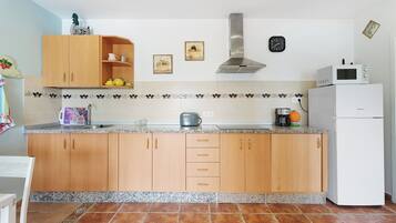 Geladeira, micro-ondas, cooktop, cafeteira/chaleira